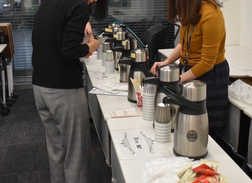 休憩用のコーヒーやお菓子を準備するスタッフの皆さん