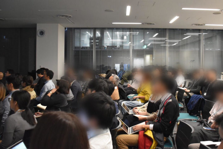 時折メモをとりながら真剣にスライドを見つめる参加者の方々