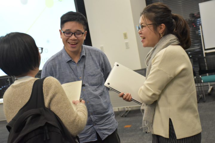 イベント終了後、和やかに談笑するArthur Yeh氏(写真中央)