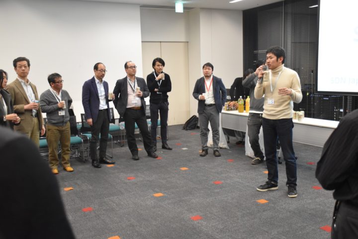 懇親会で乾杯の挨拶をする長谷川敦士さん(写真右)