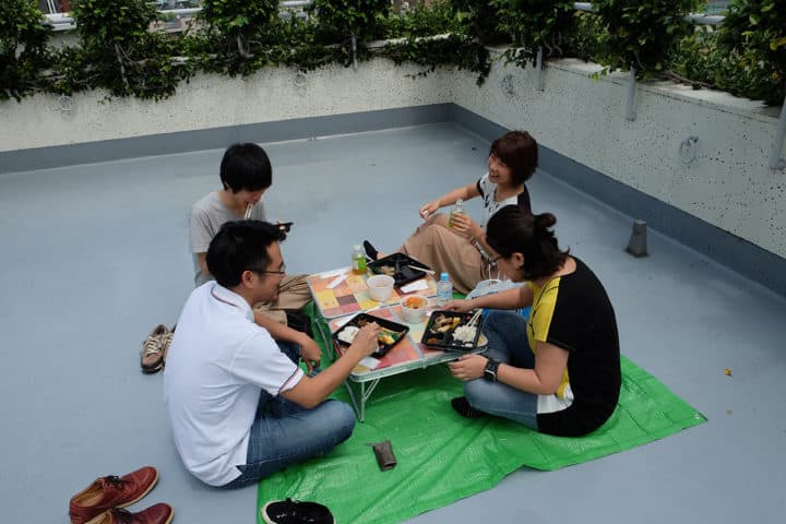 屋上でお弁当を食べる様子