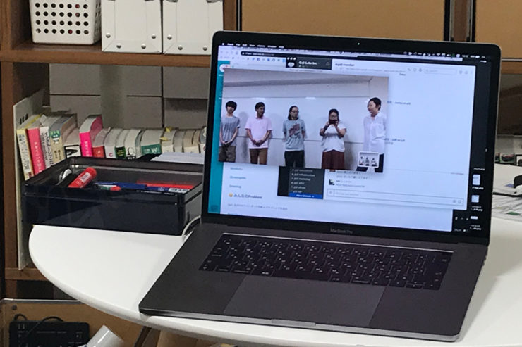 オフライン+オンラインのハイブリッドミーティングの様子