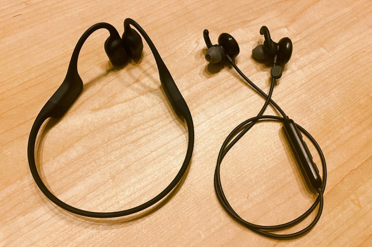 インイヤータイプと骨伝導タイプの2種類のイヤホン
